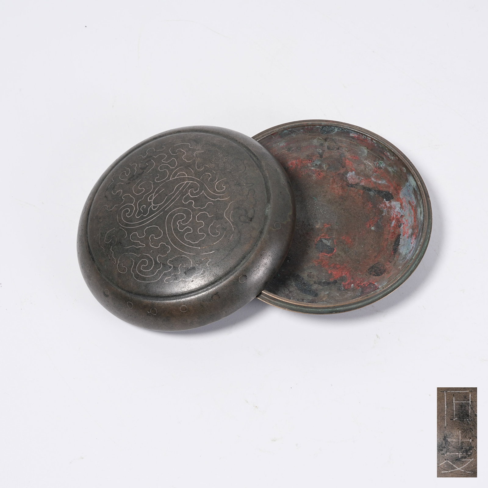 A SILVER INLAID BRONZE COVER BOX (1 of 8)