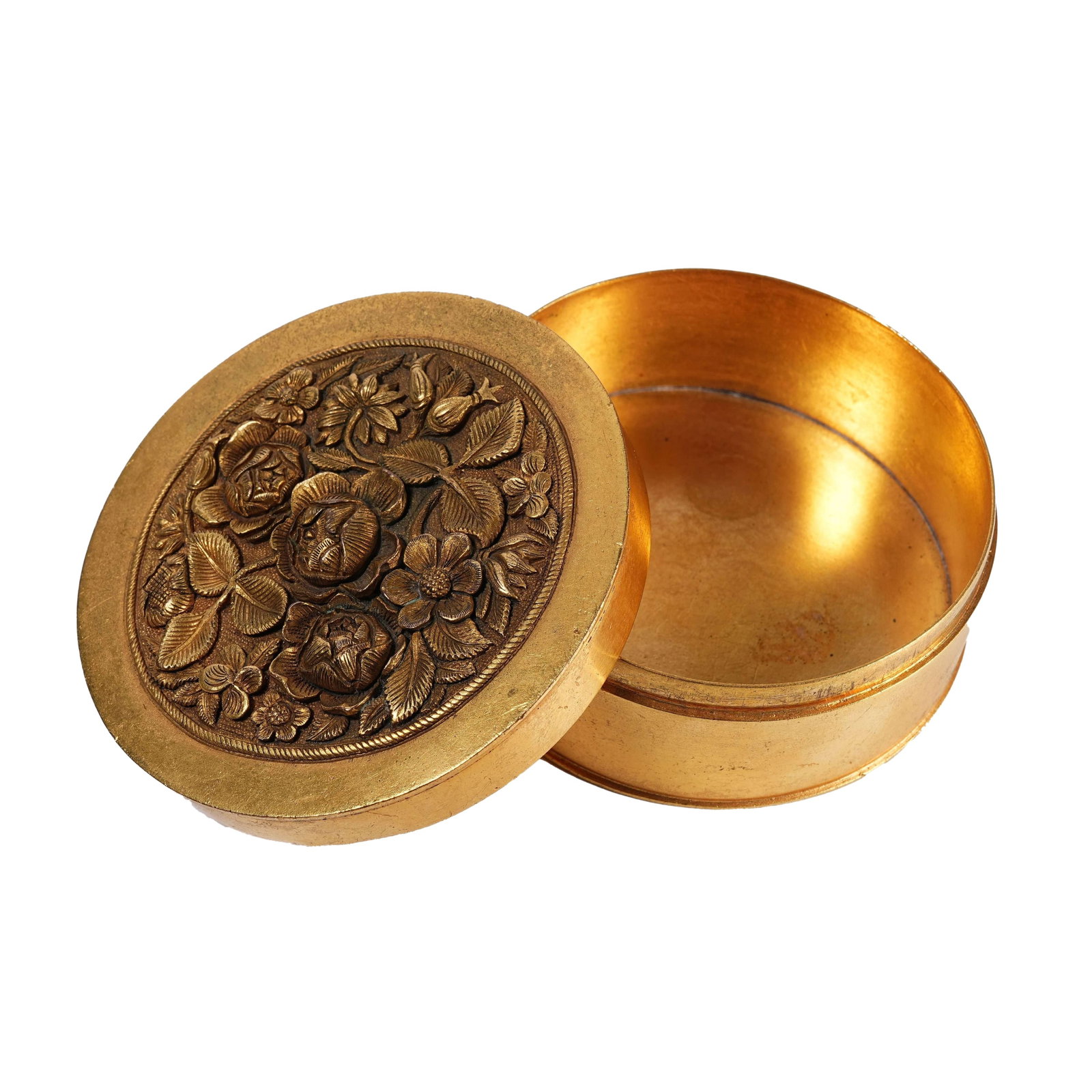 GILT SILVER ROUND INCENSE BOX WITH FLORAL PATTERNS, QING DYNASTY: This is a silver-gilt incense box engraved with floral patterns from the Qing Dynasty. It is crafted with pure silver as the base and fully gilded, emitting soft and subtle golden luster. The lid adop