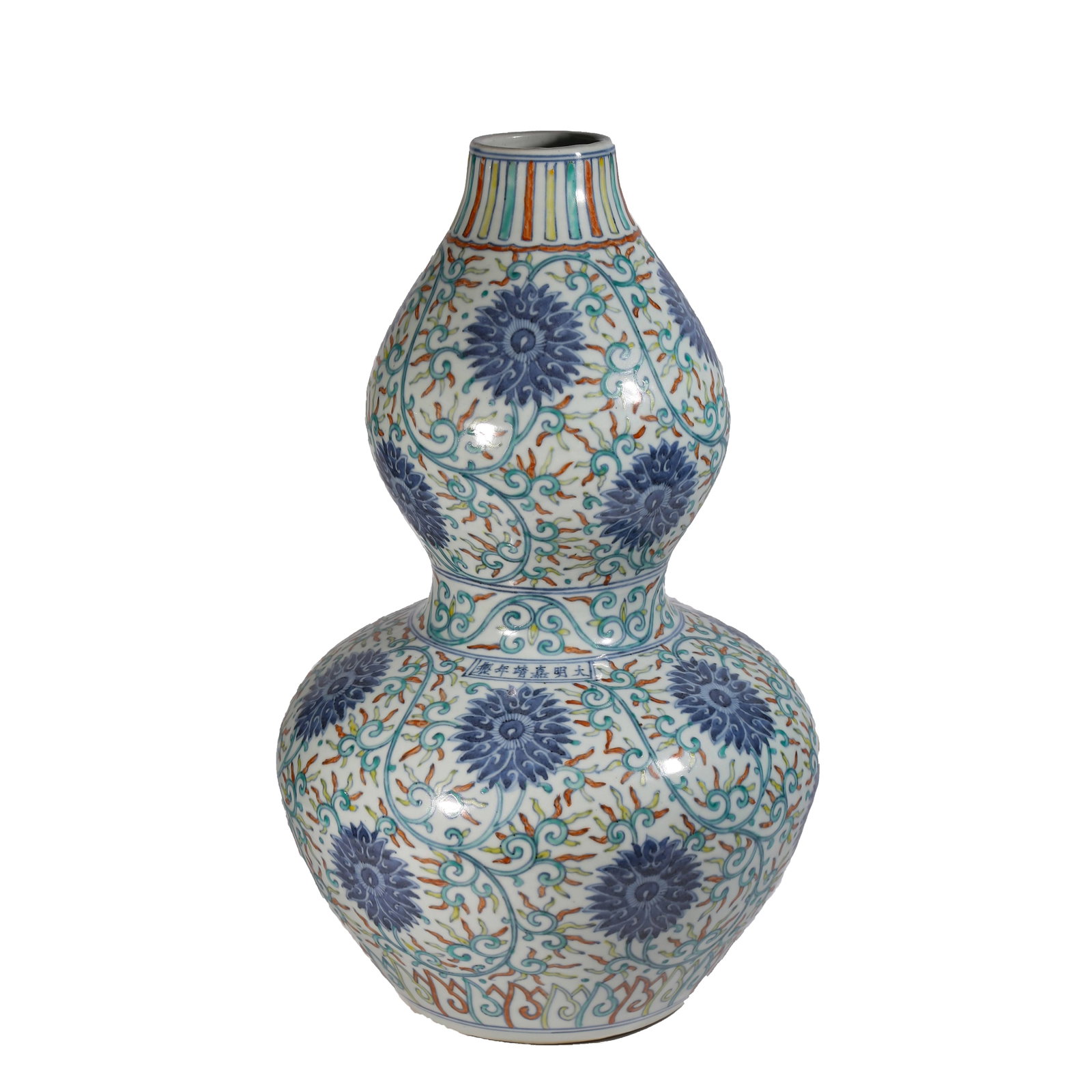 DOUCAI GOURD VASE WITH INTERLOCKING LOTUS PATTERNS, JIAJING PERIOD, MING DYNASTY: Standing 48 centimeters tall, this artifact bears the mark "Made in the Jiajing Reign of the Great Ming Dynasty" on its body, making it a prominent display treasure from the imperial official kilns of