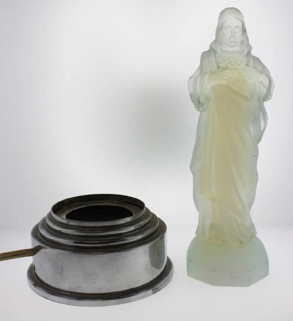 ETLING 'THE SACRED HEART OF CHRIST' OPALESCENT GLASS LAMP ON ITS ORIGINAL METAL BASE, C.1930 (1 of 2)