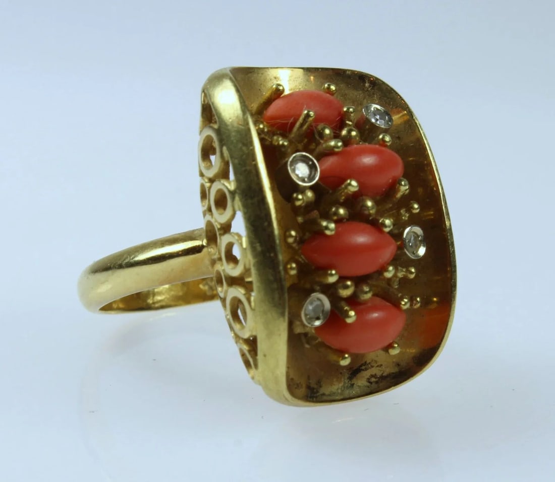 BESPOKE CORAL & DIAMOND RING IN 18CT YELLOW GOLD: Bespoke Coral & Diamond Ring in 18ct Yellow Gold