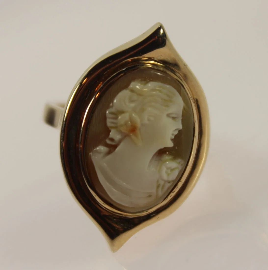 SHELL CAMEO IN IN 9CT YELLOW GOLD RING SETTING: Shell Cameo in in 9ct Yellow Gold Ring Setting