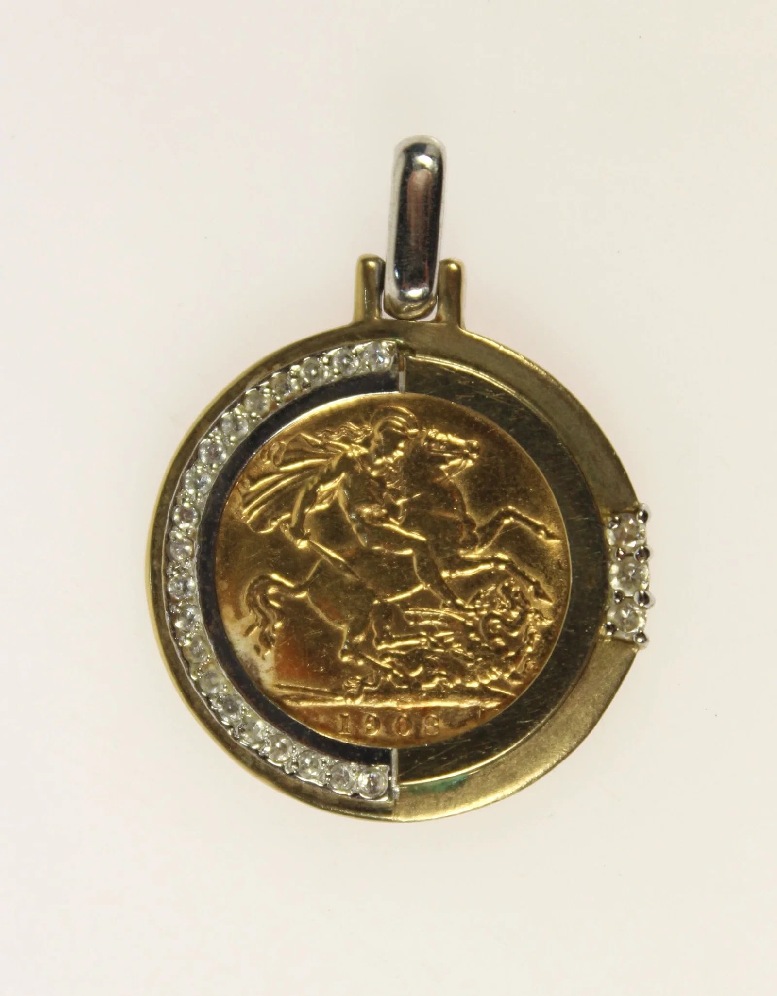 GOLD (916) HALF SOVEREIGN IN WHITE SAPPHIRE-STUDDED 9CT YELLOW GOLD PENDANT SURROUND (1 of 2)