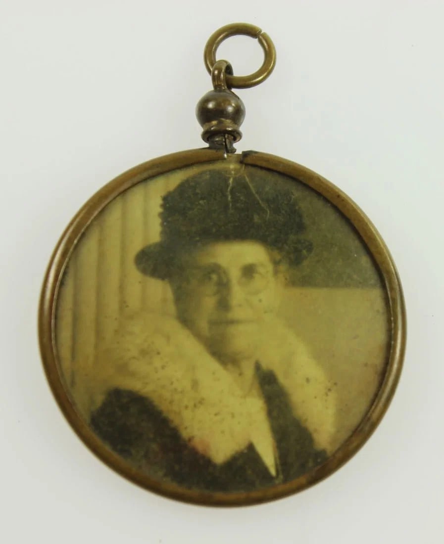 ANTIQUE PENDANT PHOTO FOB FRAME IN BRASS (1 of 2)