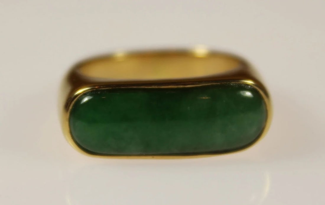 GREEN JADE RING IN 18CT YELLOW GOLD: Green Jade Ring in 18ct Yellow Gold