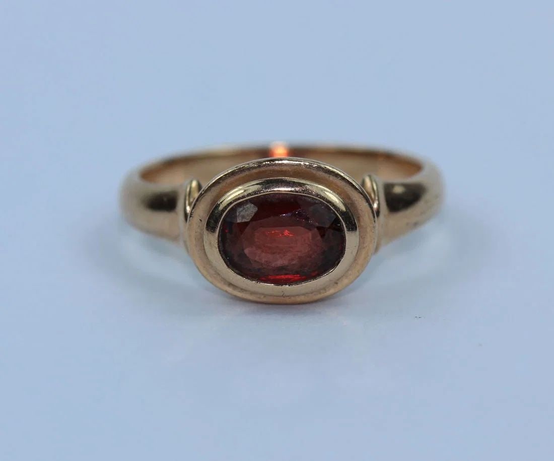 GARNET RING IN 9CT YELLOW GOLD: Garnet Ring in 9ct Yellow Gold
