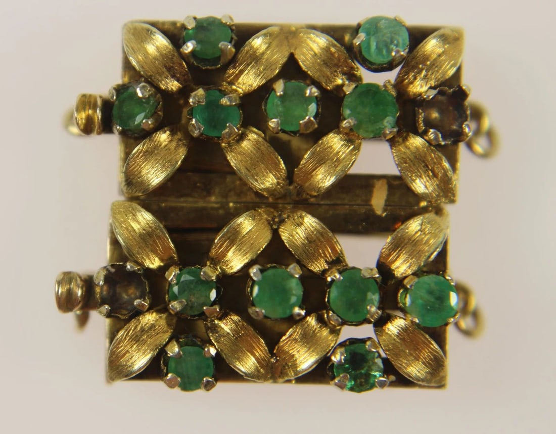EXQUISITE EMERALD-SET DOUBLE CLASP IN 14CT YELLOW GOLD: Exquisite Emerald-set Double Clasp in 14ct Yellow Gold