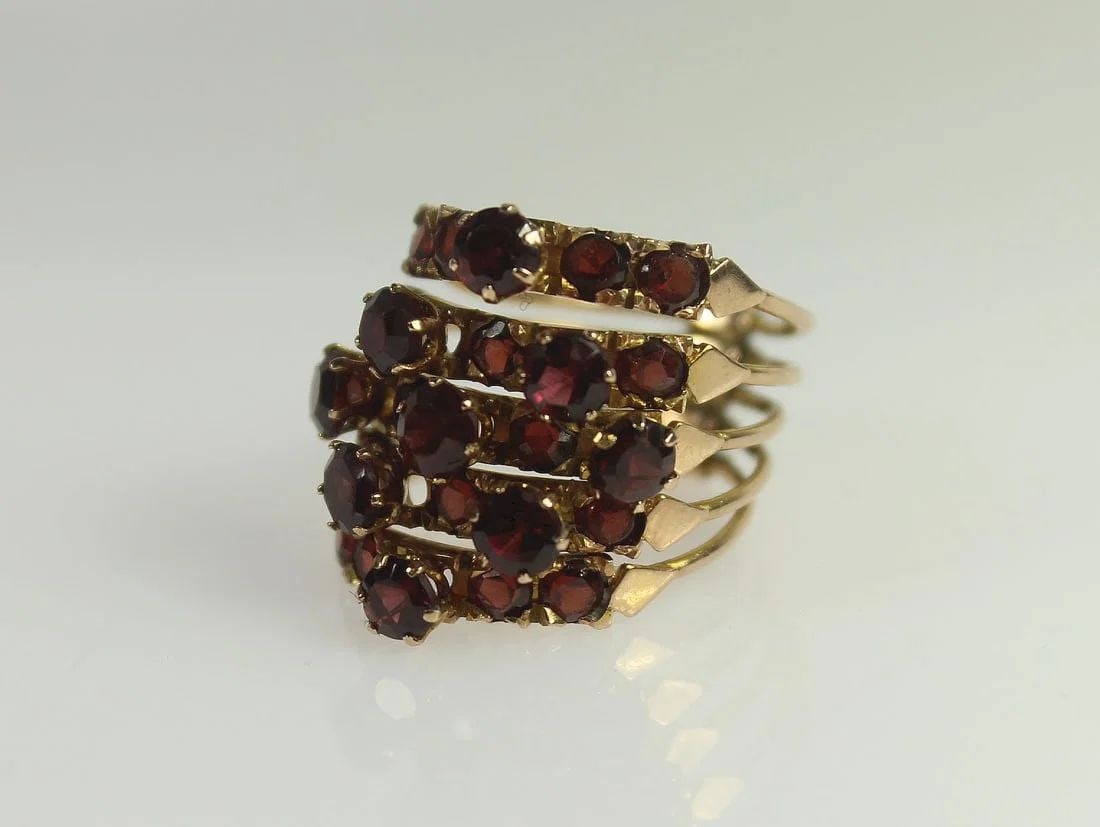 GARNET RING WITH CHEQUERBOARD DESIGN IN 18CT YELLOW GOLD: Garnet Ring with Chequerboard design in 18ct Yellow Gold