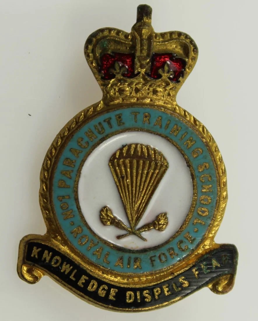WWII - GREAT BRITAIN RAF NO.1 PARACHUTE TRAINING SCHOOL ENAMEL BADGE: WWII - Great Britain RAF No.1 Parachute Training School Enamel Badge