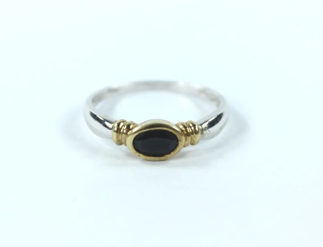BLUE SAPPHIRE RING IN 9CT WHITE GOLD WITH YELLOW GOLD SETTING: Blue Sapphire Ring in 9ct White Gold with Yellow Gold Setting