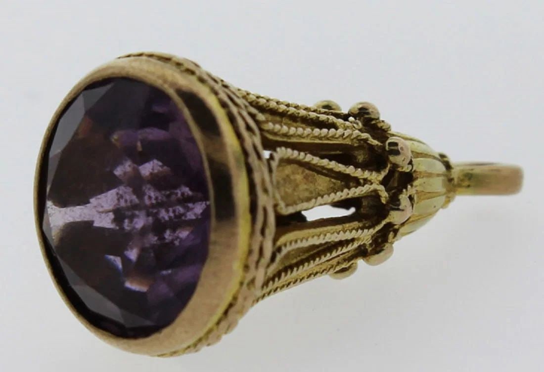 DROP PENDANT IN 9CT YELLOW GOLD FEATURING A LARGE AMETHYST: Drop Pendant in 9ct Yellow Gold featuring a large Amethyst