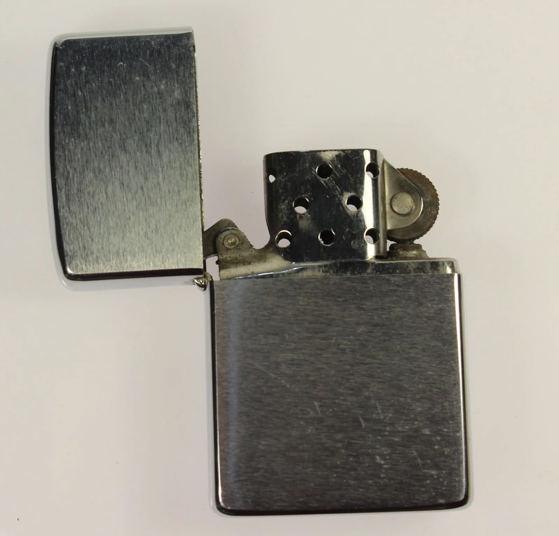 VINTAGE ZIPPO LIGHTER IN ORIGINAL BOX (1 of 2)