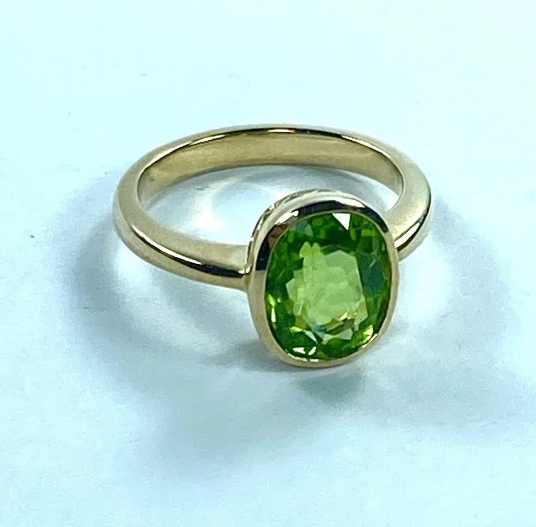 OVAL-FACETED PERIDOT RING IN 9CT YELLOW GOLD (1 of 3)