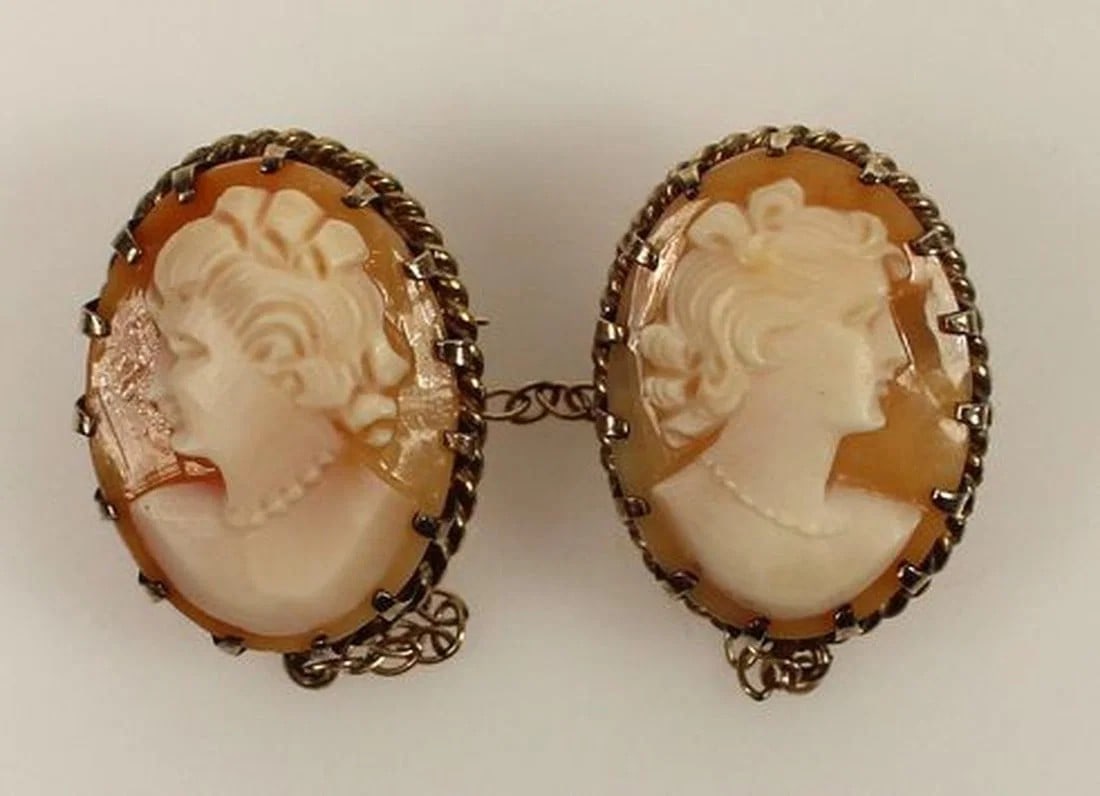 VINTAGE CLOAK FASTENER WITH TWO OPPOSING SHELL CAMEOS IN GOLD-PLATE MOUNTS ATTACHED BY A CHAIN: Vintage Cloak Fastener with two opposing Shell Cameos in Gold-plate Mounts attached by a Chain