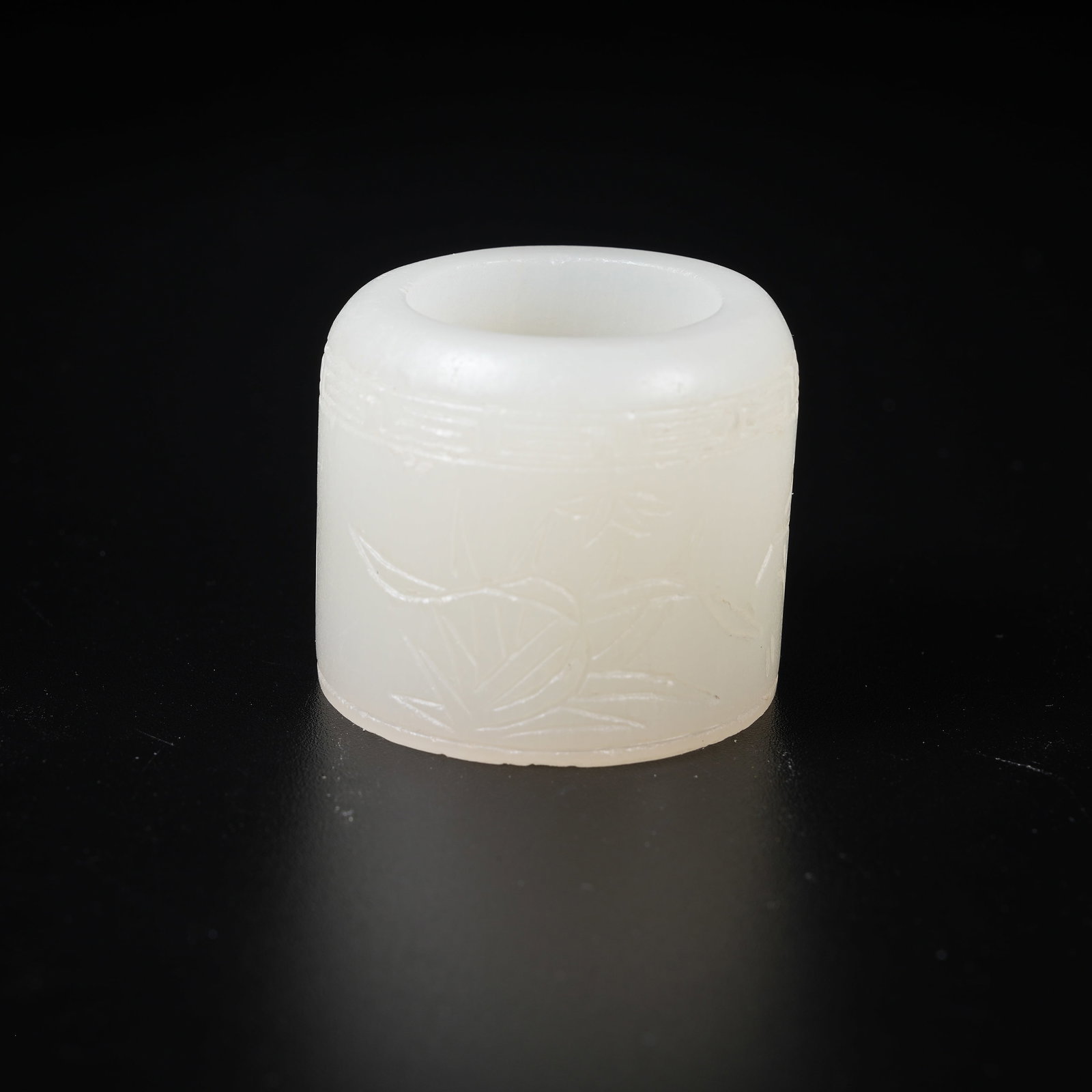 A GLASS THUMB RING WITH FLORAL PATTERN (1 of 9)