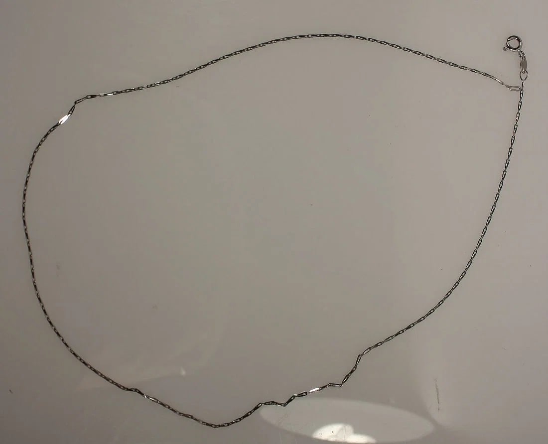 MODERN FINE CHAIN IN 18CT WHITE GOLD: Modern Fine Chain in 18ct White Gold