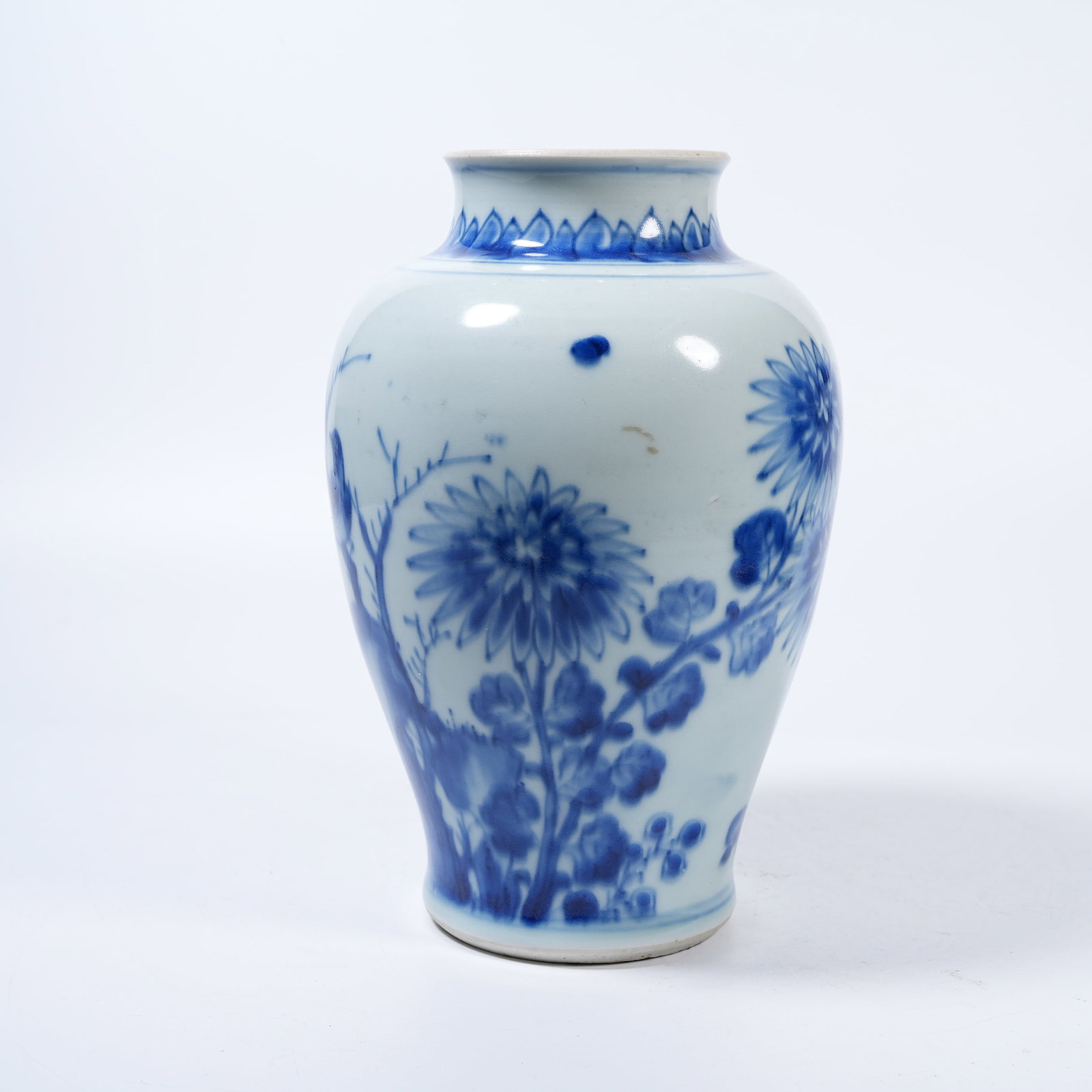 A BLUE AND WHITE JAR WITH FLORAL PATTERNS (1 of 9)