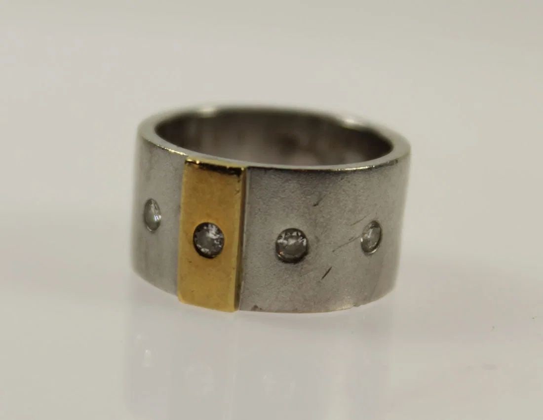 BELT-STYLE RING IN 9CT WHITE & YELLOW GOLD WITH INSET DIAMONDS: Belt-style Ring in 9ct White & Yellow Gold with inset Diamonds