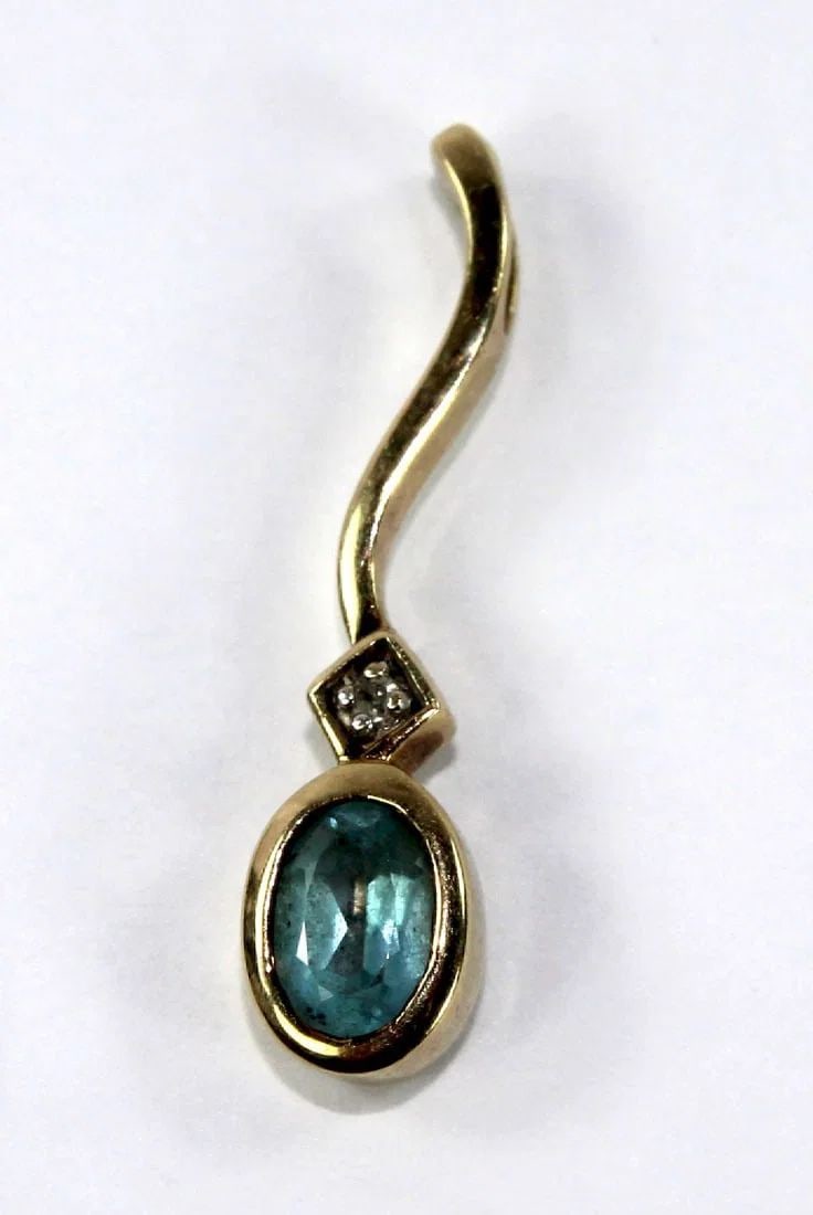 SMALL AQUAMARINE PENDANT IN 9CT YELLOW GOLD: Small Aquamarine Pendant in 9ct Yellow Gold