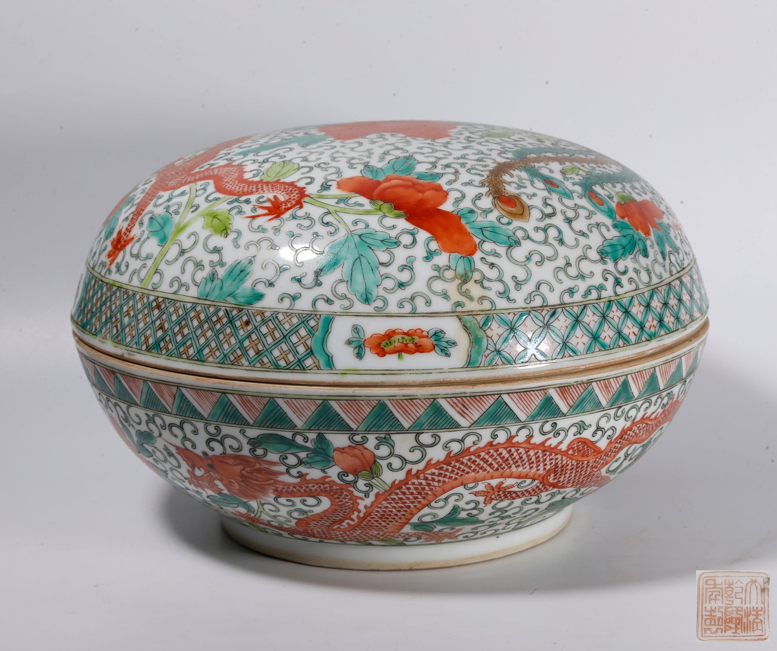 A FAMILLE ROSE ROUND LIDDED BOX WITH DRAGON AND PHOENIX AUSPICIOUS PATTERNS (1 of 8)