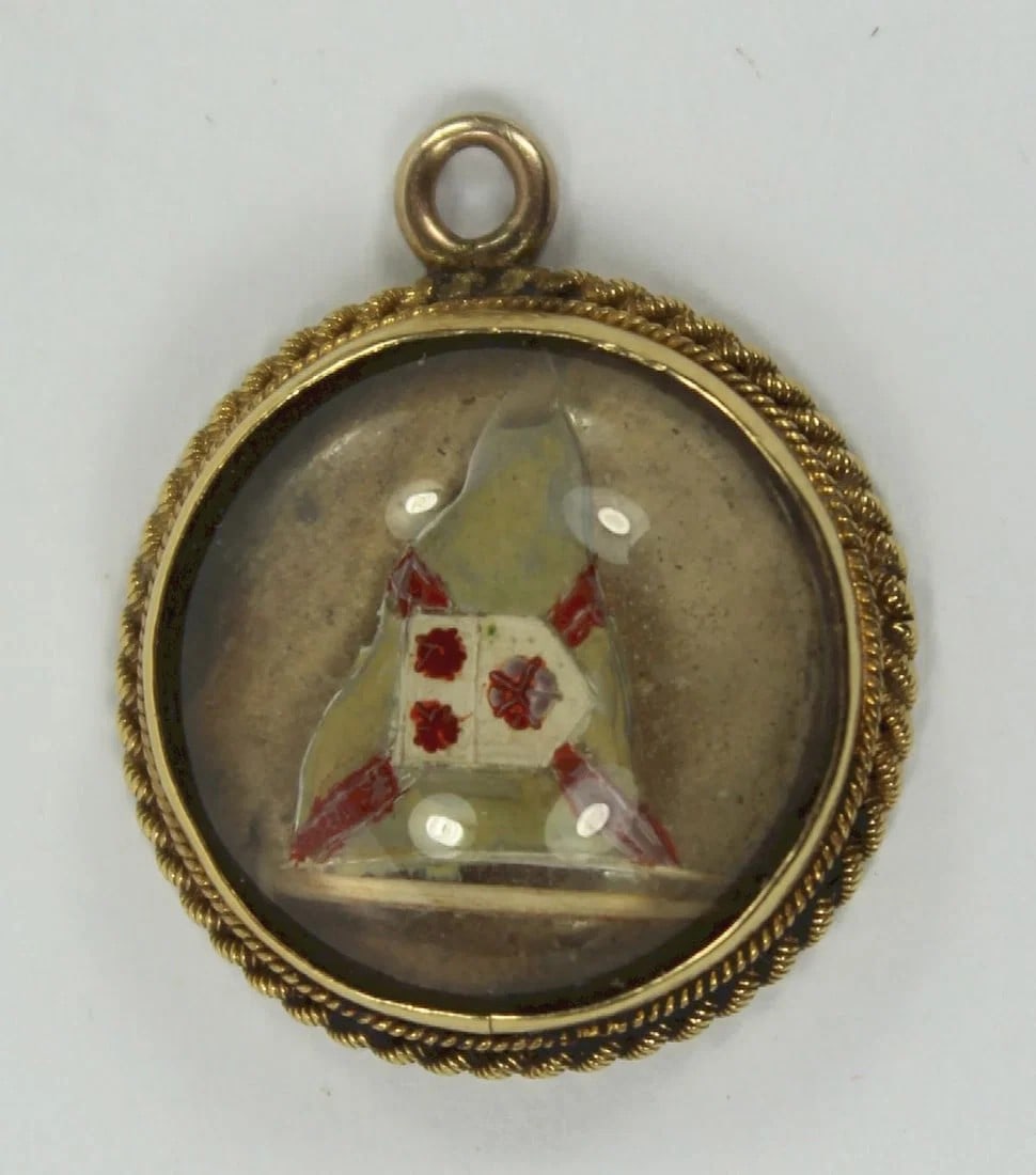 ANTIQUE GOLD PENDANT IN 18CT YELLOW GOLD WITH FLAG UNDER GLASS (1 of 2)