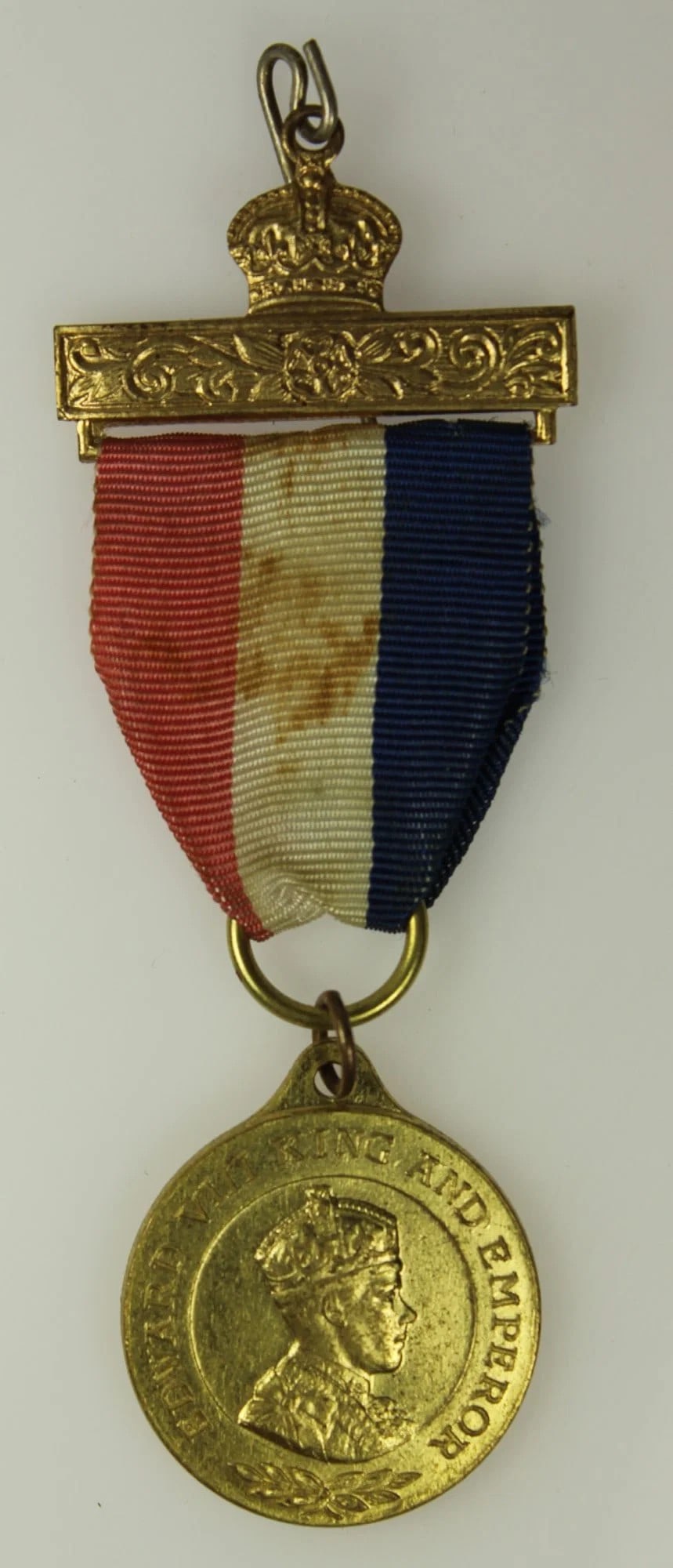 GREAT BRITAIN 1937 - DATED EDWARD VIII SOUVENIR CORONATION BAR PIN WITH ORIGINAL SILK RIBBON (1 of 2)