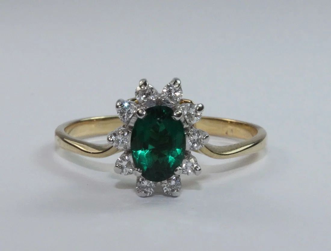 18CT YELLOW GOLD RING WITH GILSON EMERALD & DIAMONDS: 18ct Yellow Gold Ring with Gilson Emerald & Diamonds