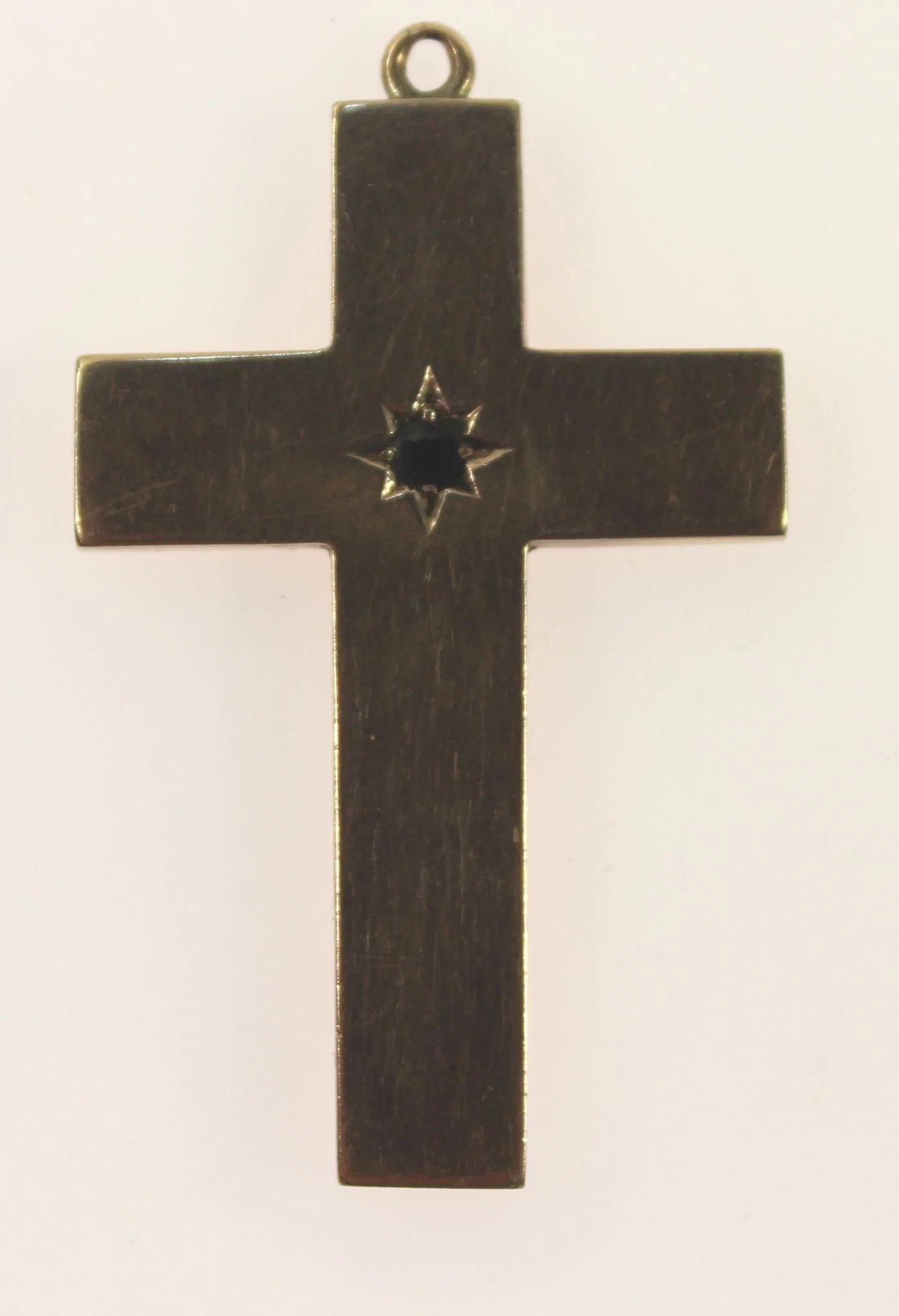 LARGE GOLD CROSS IN 9CT YELLOW GOLD WITH CENTRAL SAPPHIRE: Large Gold Cross in 9ct Yellow Gold with central Sapphire