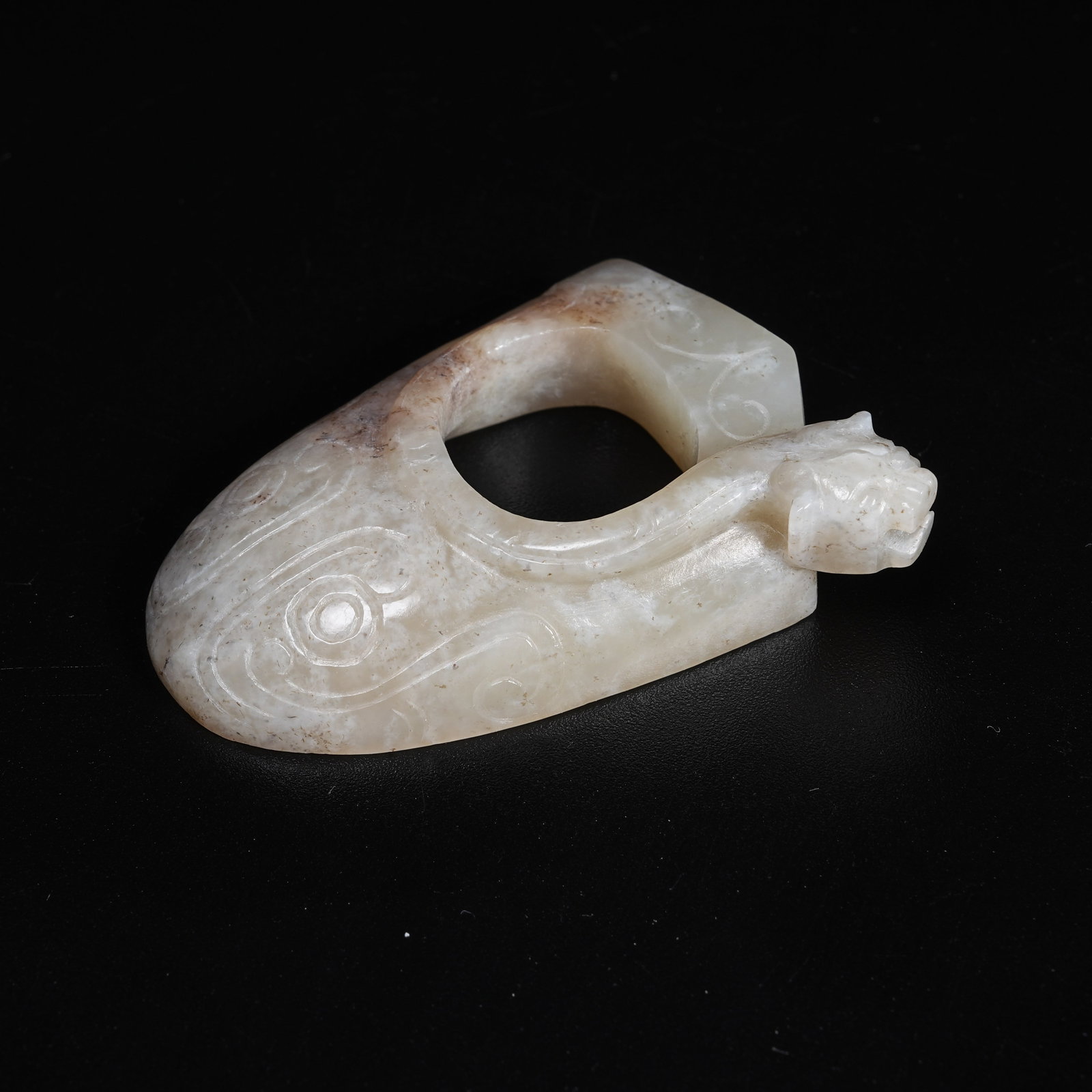 A ANCIENT JADE HEART-SHAPED PENDANT WITH CHI DRAGON PATTERNS: Ancient Jade Heart-shaped Pendant with Chi Dragon Patterns