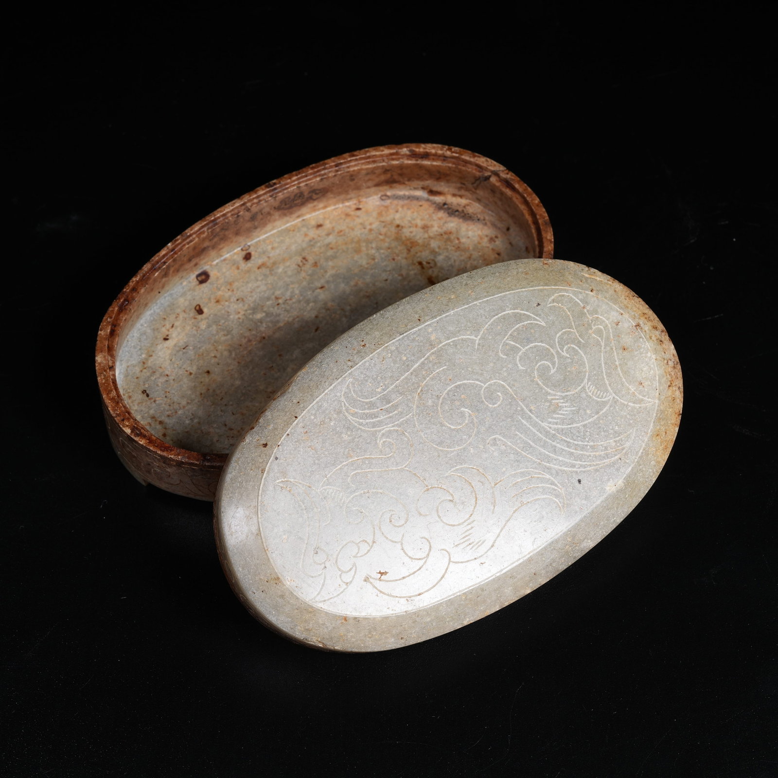 A ANCIENT JADE COVERED BOX WITH S-SHAPED DRAGON PATTERNS: Ancient Jade Covered Box with S-shaped Dragon Patterns