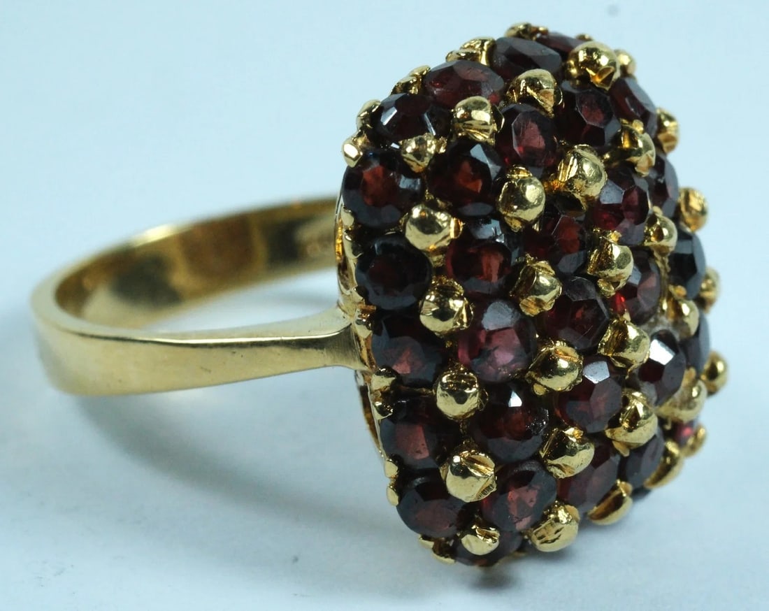 GARNET RING IN 18CT YELLOW GOLD: Garnet Ring in 18ct Yellow Gold