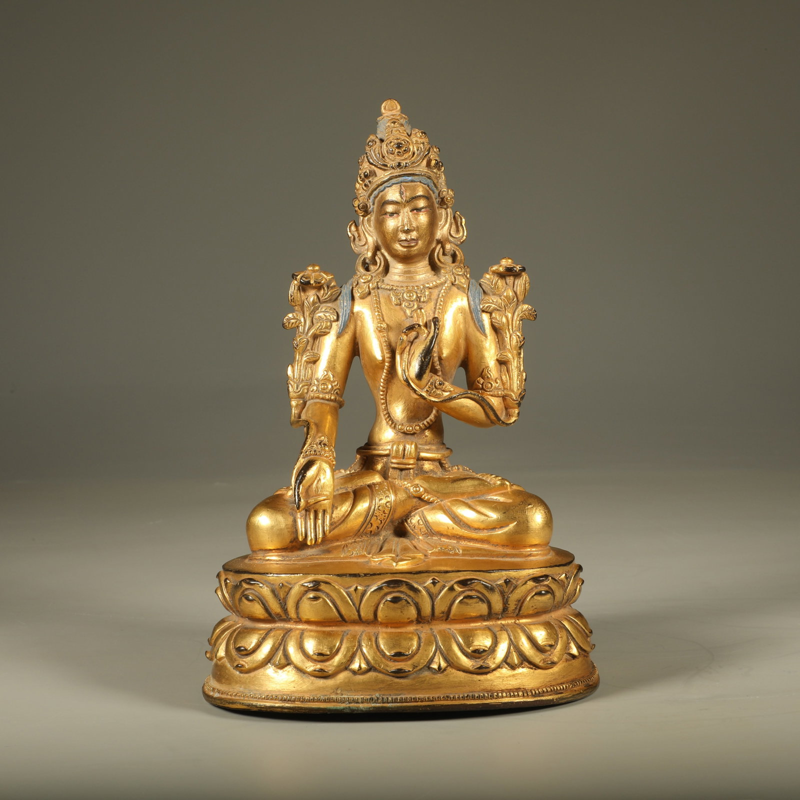 A GILT BRONZE STATUE OF WHITE TARA (1 of 6)