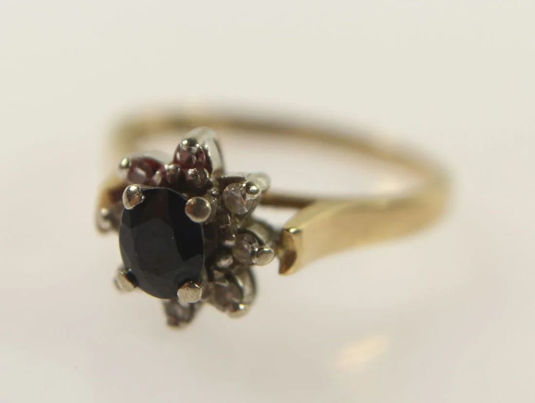 BLUE SAPPHIRE & DIAMOND RING IN 14CT YELLOW GOLD: Blue Sapphire & Diamond Ring in 14ct Yellow Gold