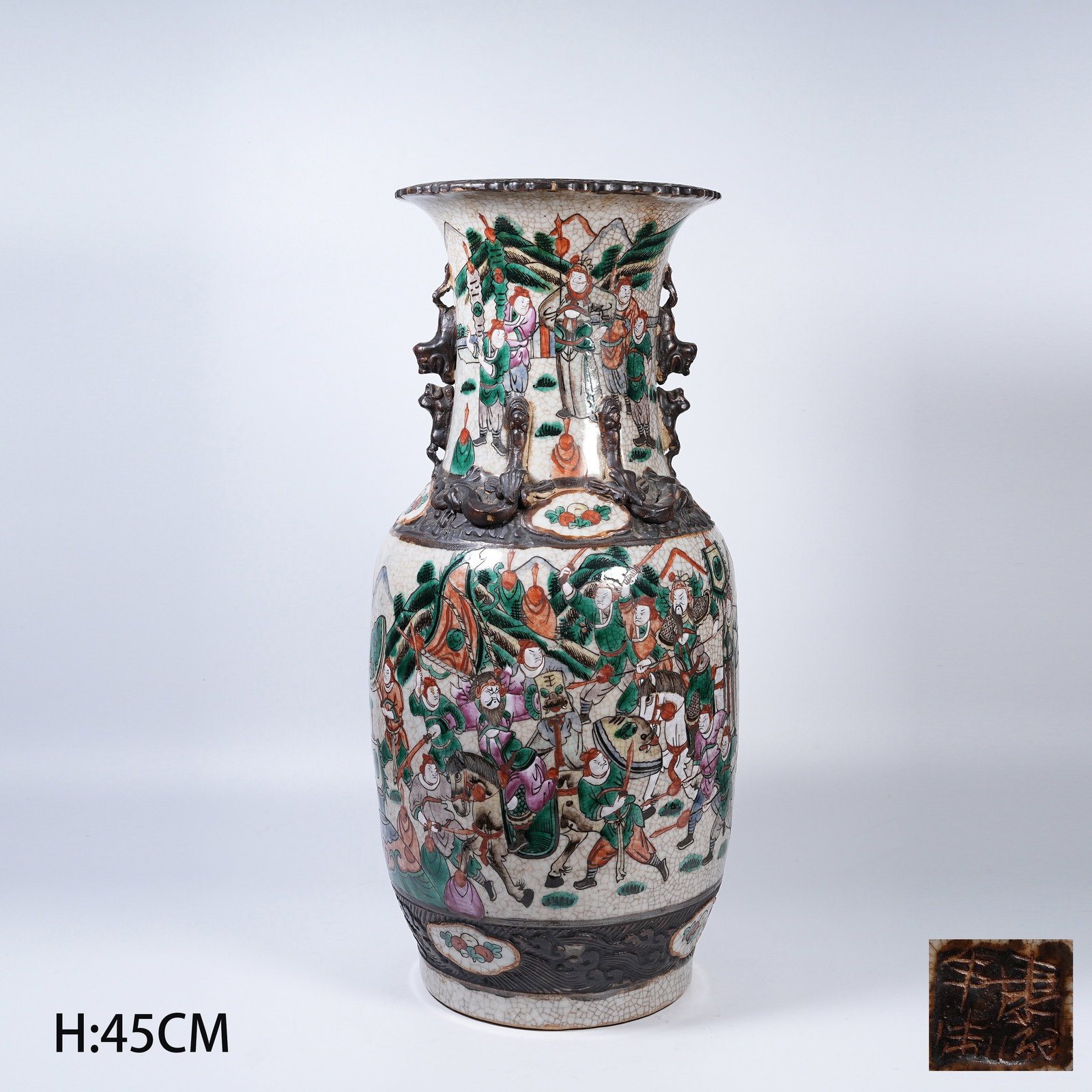 A WUCAI OFFICIAL VASE WITH BATTLE FIGURE NARRATIVE PATTERNS: Wucai Official Vase with Battle Figure Narrative Patterns