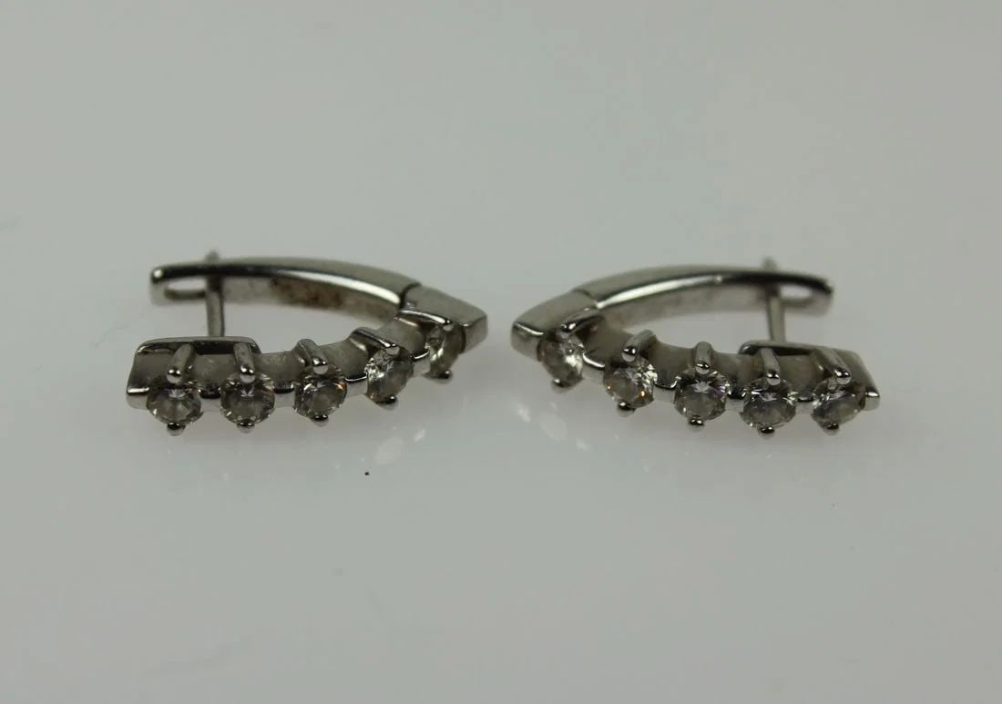 DIAMOND EARRINGS IN 18CT WHITE GOLD (PAIR): Diamond Earrings in 18ct White Gold (Pair)