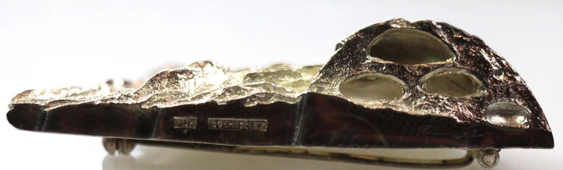 'SCIMITAR' BROOCH IN 21CT YELLOW GOLD WITH FINE ENAMELLING (1 of 3)