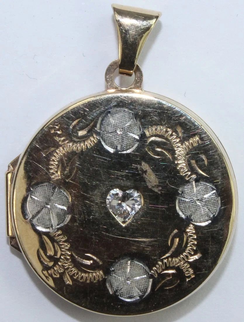 LOCKET IN 9CT YELLOW GOLD WITH A CENTRAL HEART-SHAPED DIAMOND: Locket in 9ct Yellow Gold with a central Heart-shaped Diamond