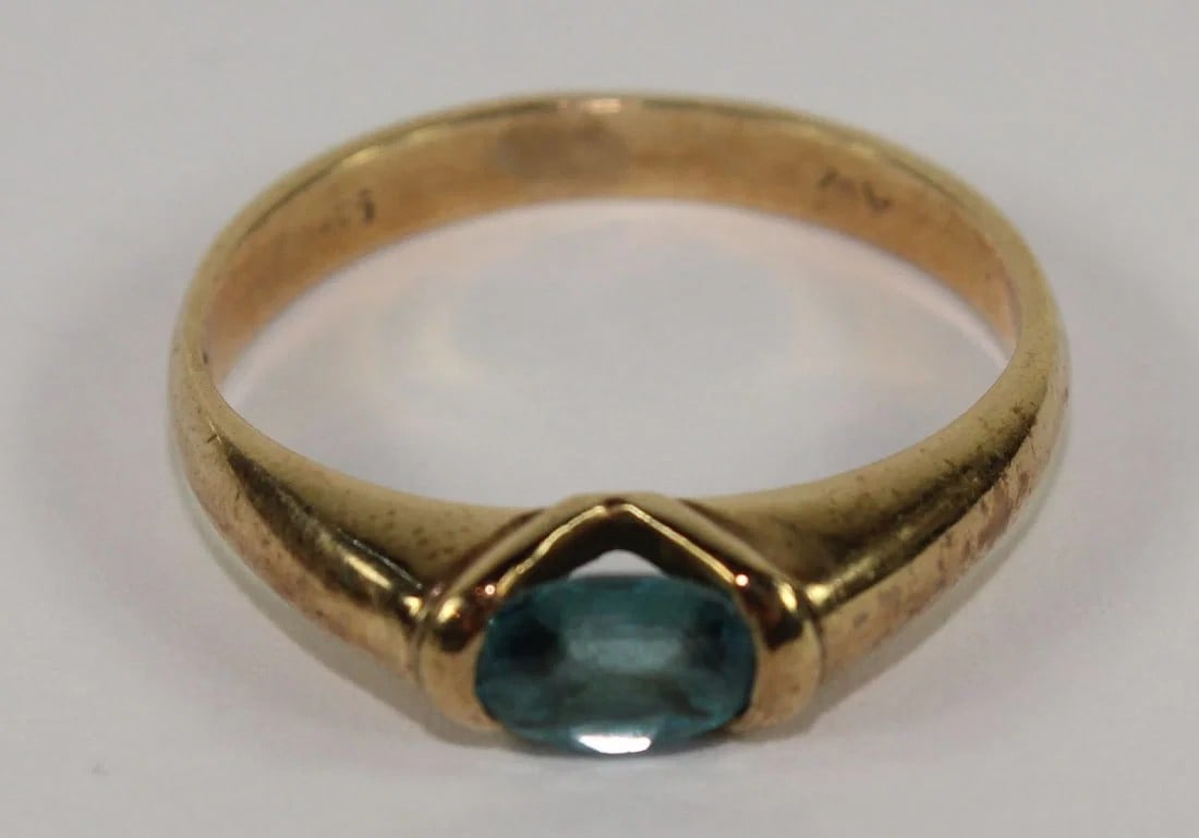 BLUE CRYSTAL RING IN 9CT YELLOW GOLD: Blue Crystal Ring in 9ct Yellow Gold