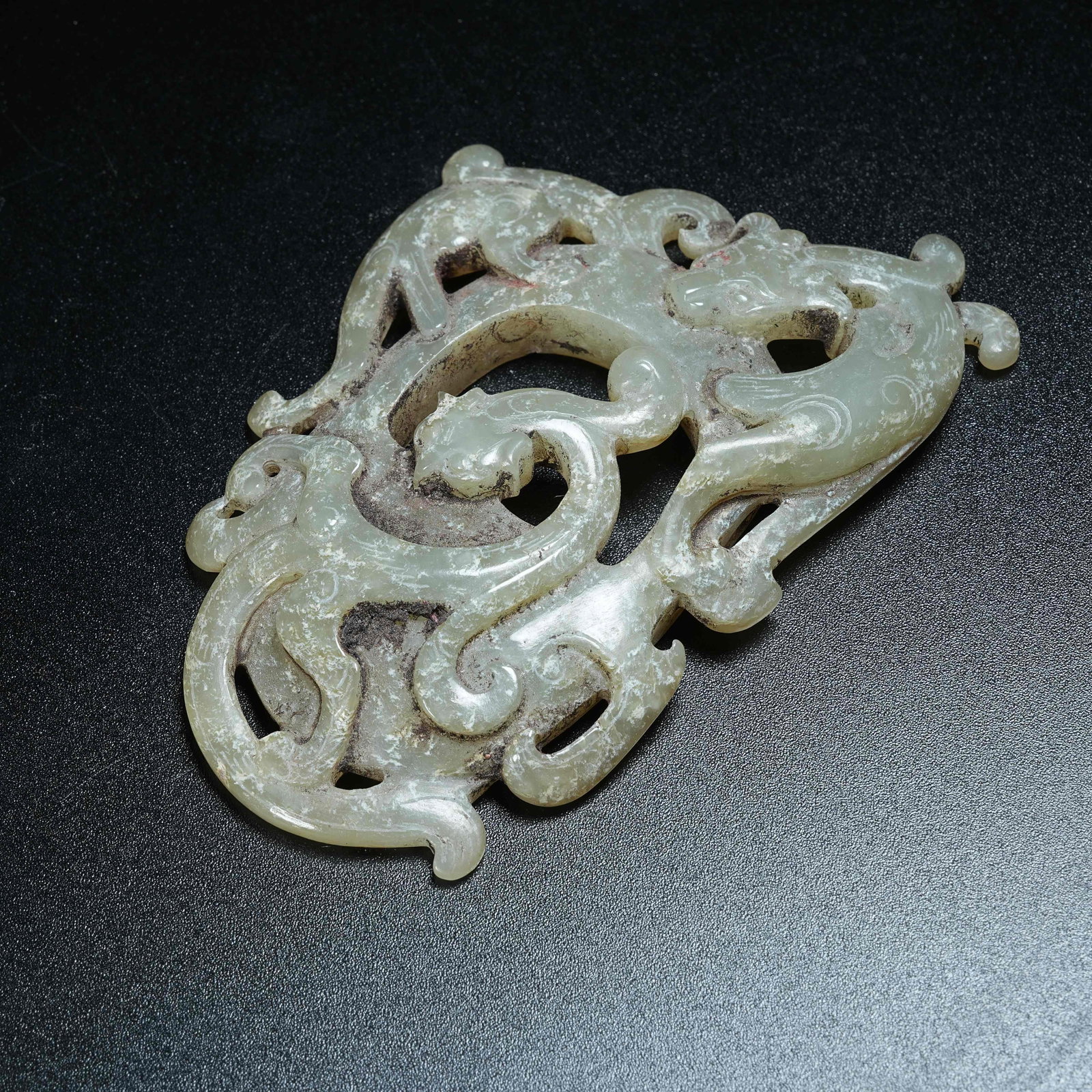 A ANCIENT JADE HEART-SHAPED PENDANT WITH CHI DRAGON PATTERNS: Ancient Jade Heart-shaped Pendant with Chi Dragon Patterns