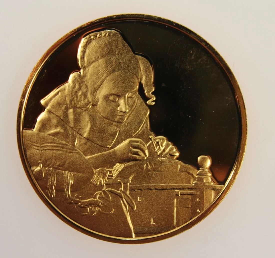 VERMEER 'KANTWERKSTER' MEDALLION IN GILT STERLING (925) SILVER, NEAR FDC (1 of 2)