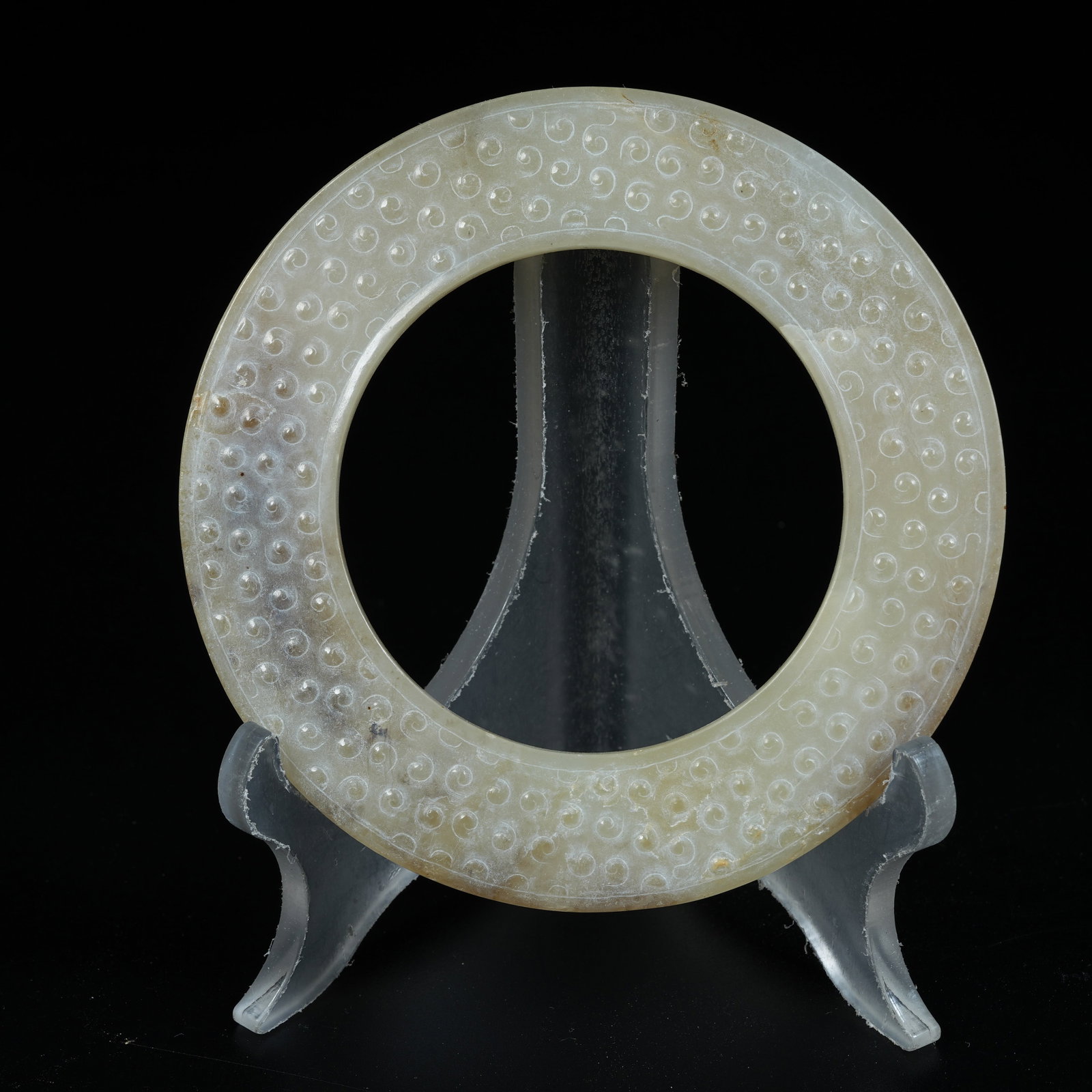A ANCIENT JADE YUAN RING WITH GRAIN PATTERNS (1 of 9)