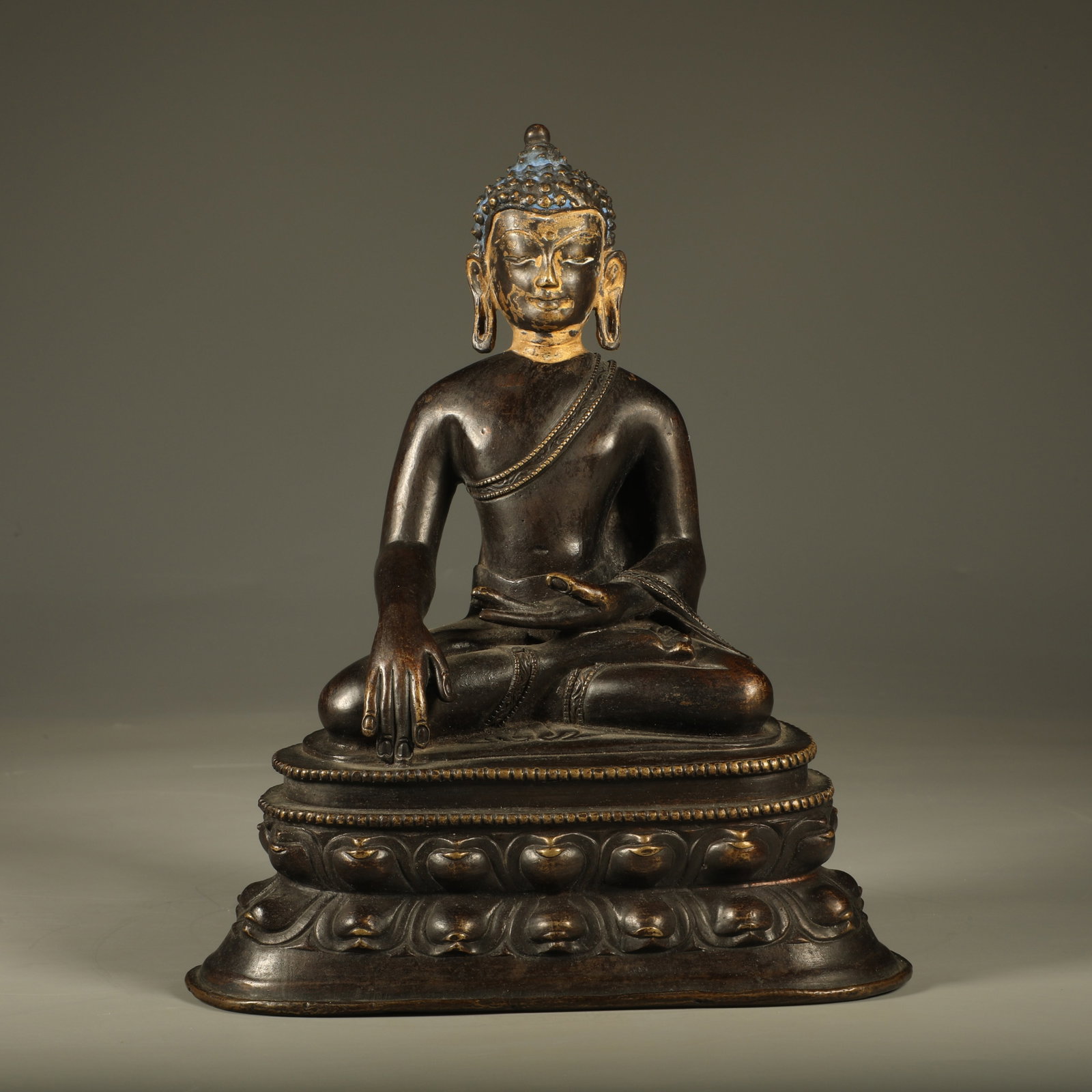A BRONZE STATUE OF SAKYAMUNI BUDDHA (1 of 6)