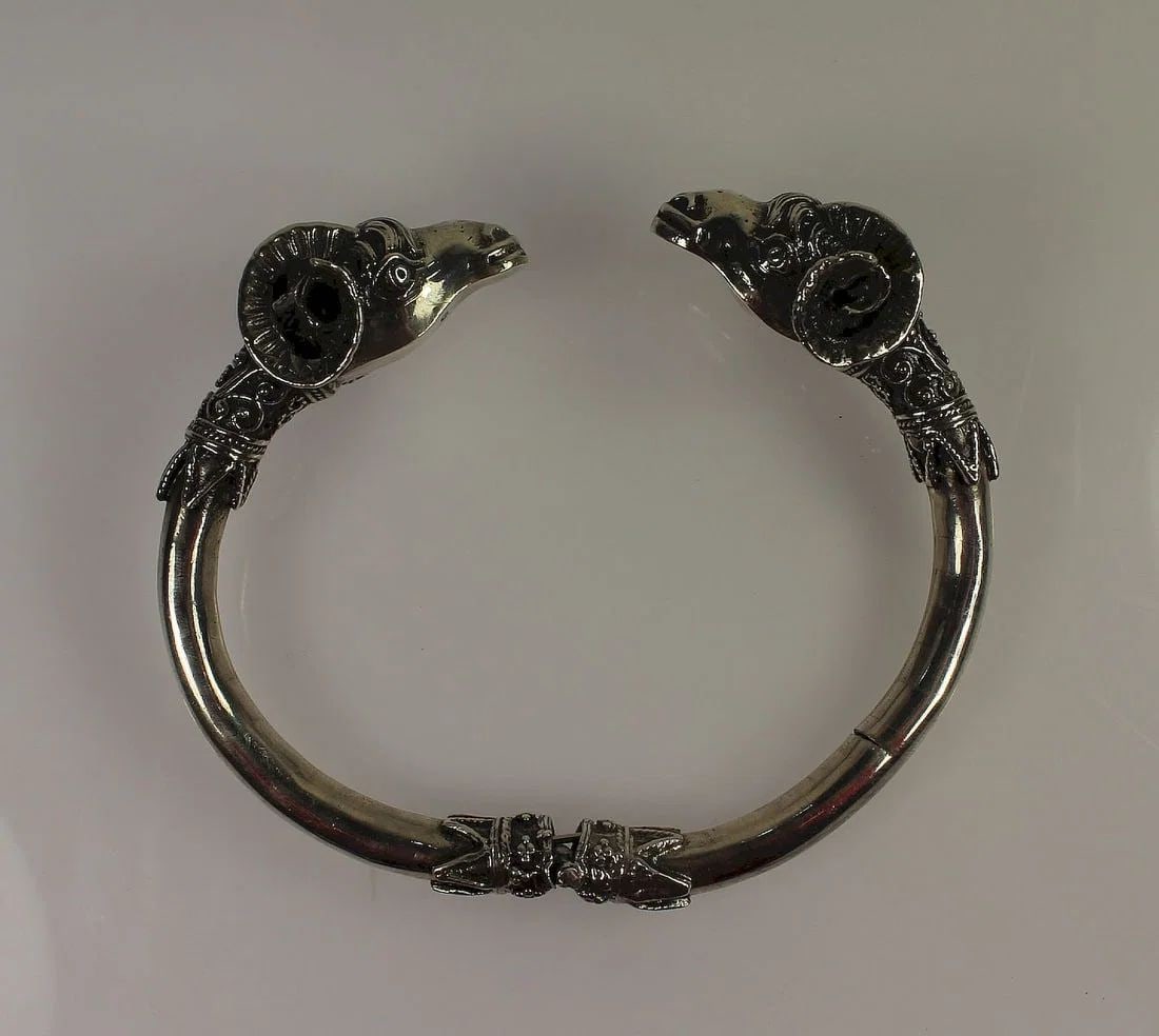 EGYPTIAN REVIVAL-STYLE BRACELET IN STERLING (925) SILVER WITH OPPOSING RAMS HEADS (1 of 2)