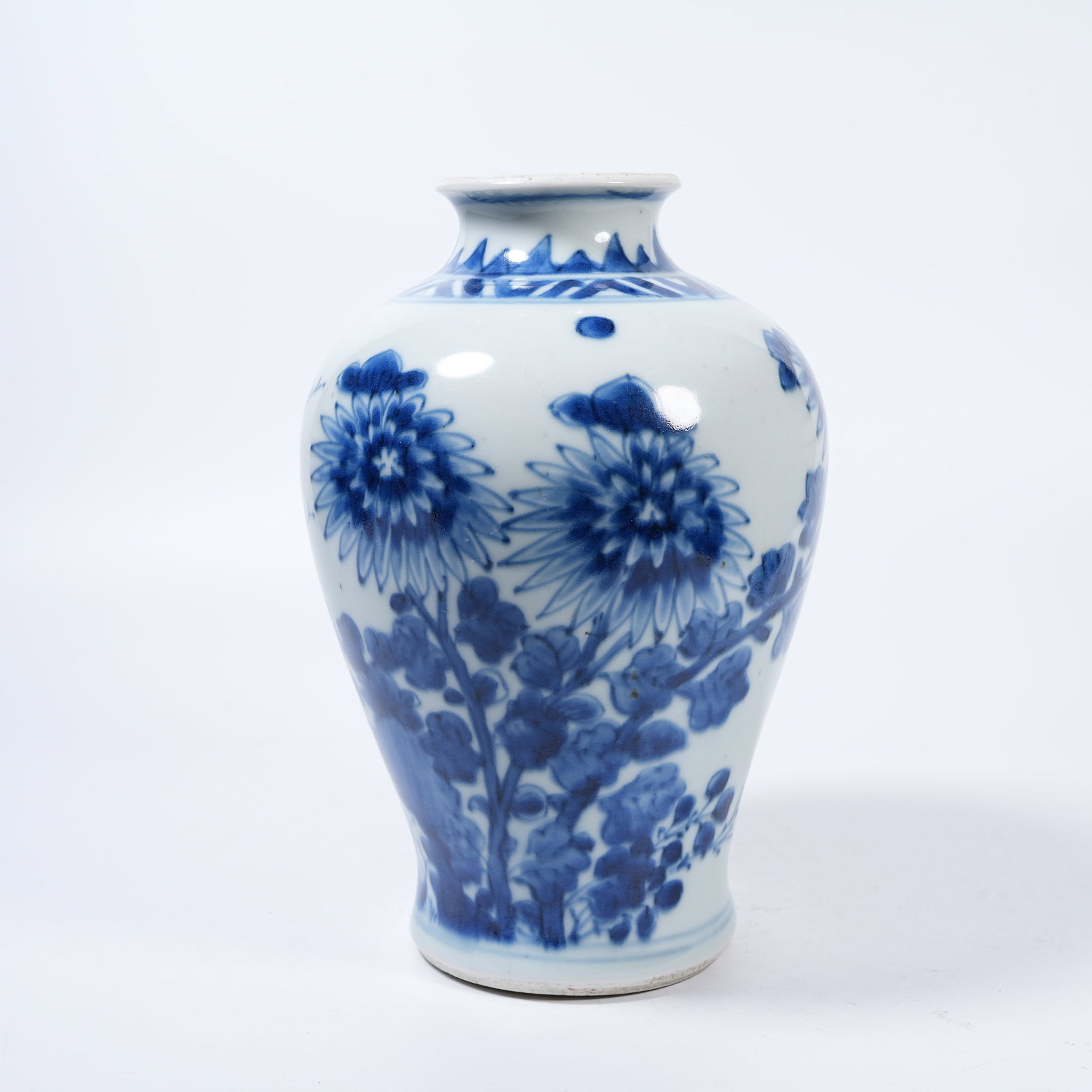 A BLUE AND WHITE VASE WITH FLORAL PATTERNS (1 of 9)