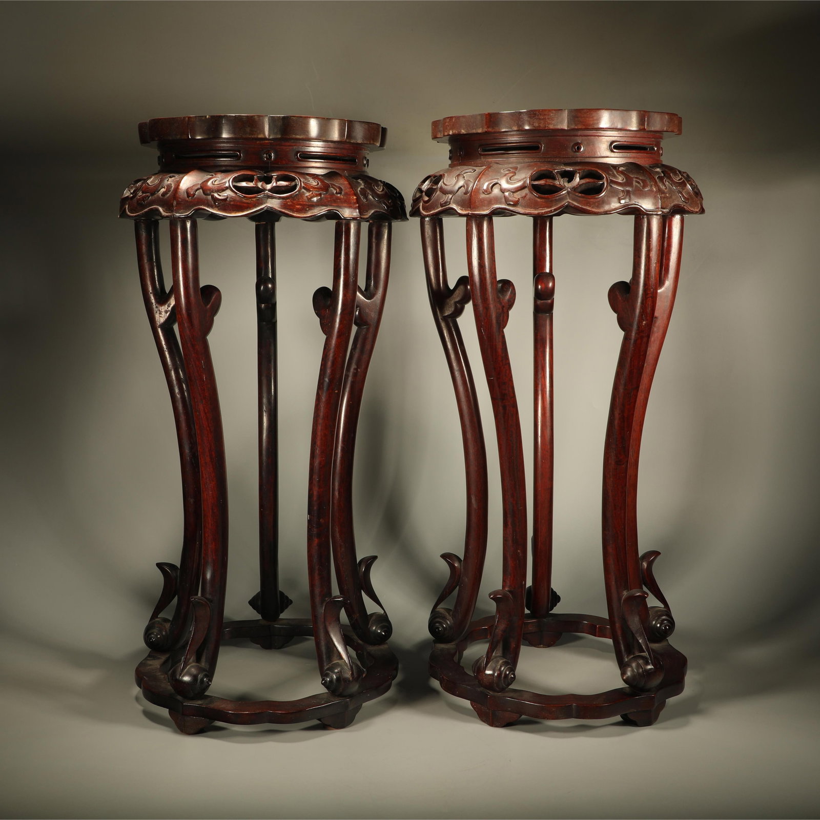 A PAIR OF PADAUK FLOWER STANDS CARVED WITH FLORAL PATTERNS: Pair of Padauk Flower Stands Carved with Floral Patterns