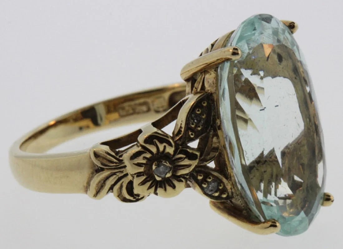 AQUAMARINE RING IN 9CT GOLD WITH LARGE ELLIPTICAL CENTRE STONE: Aquamarine Ring in 9ct Gold with large elliptical centre stone