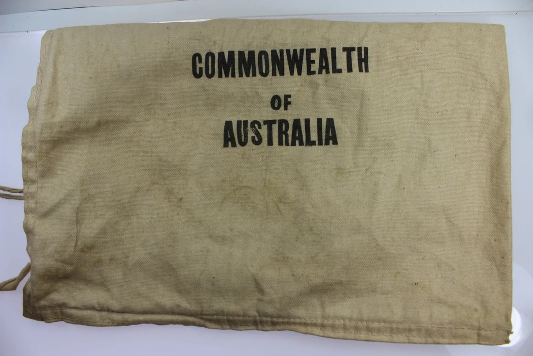 VINTAGE COMMONWEALTH OF AUSTRALIA BANK BAG: Vintage Commonwealth of Australia Bank Bag