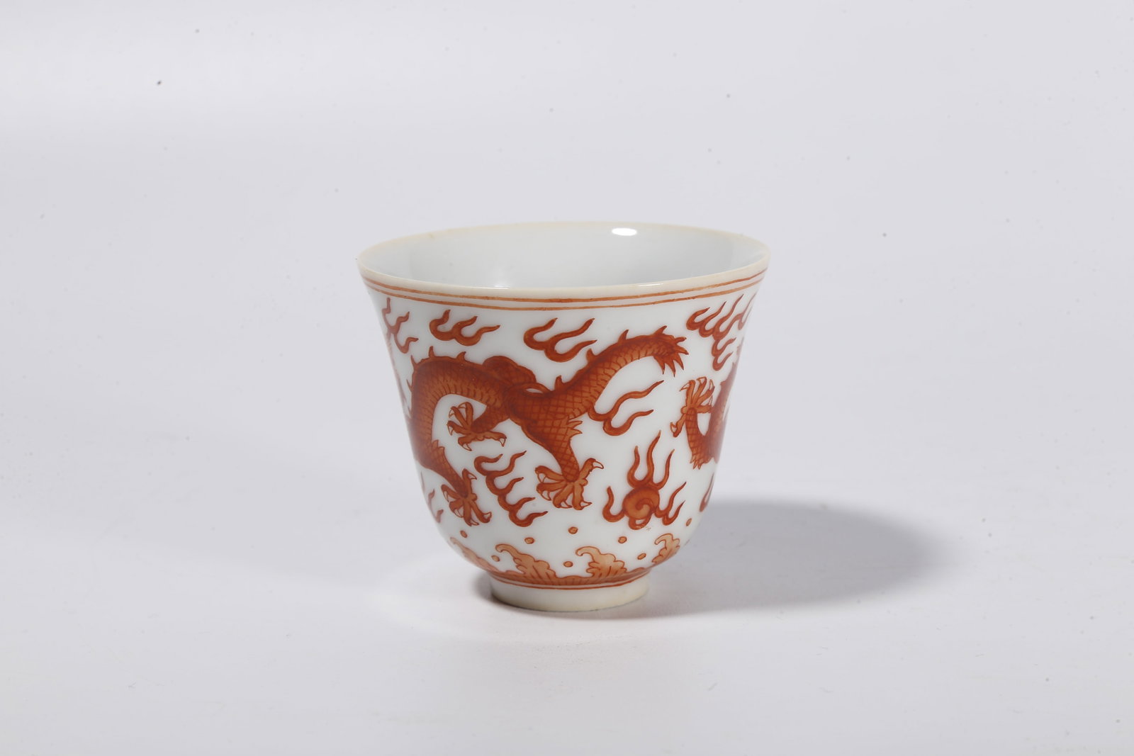 A UNDERGLAZE RED CUP WITH DRAGON PATTERNS - 2