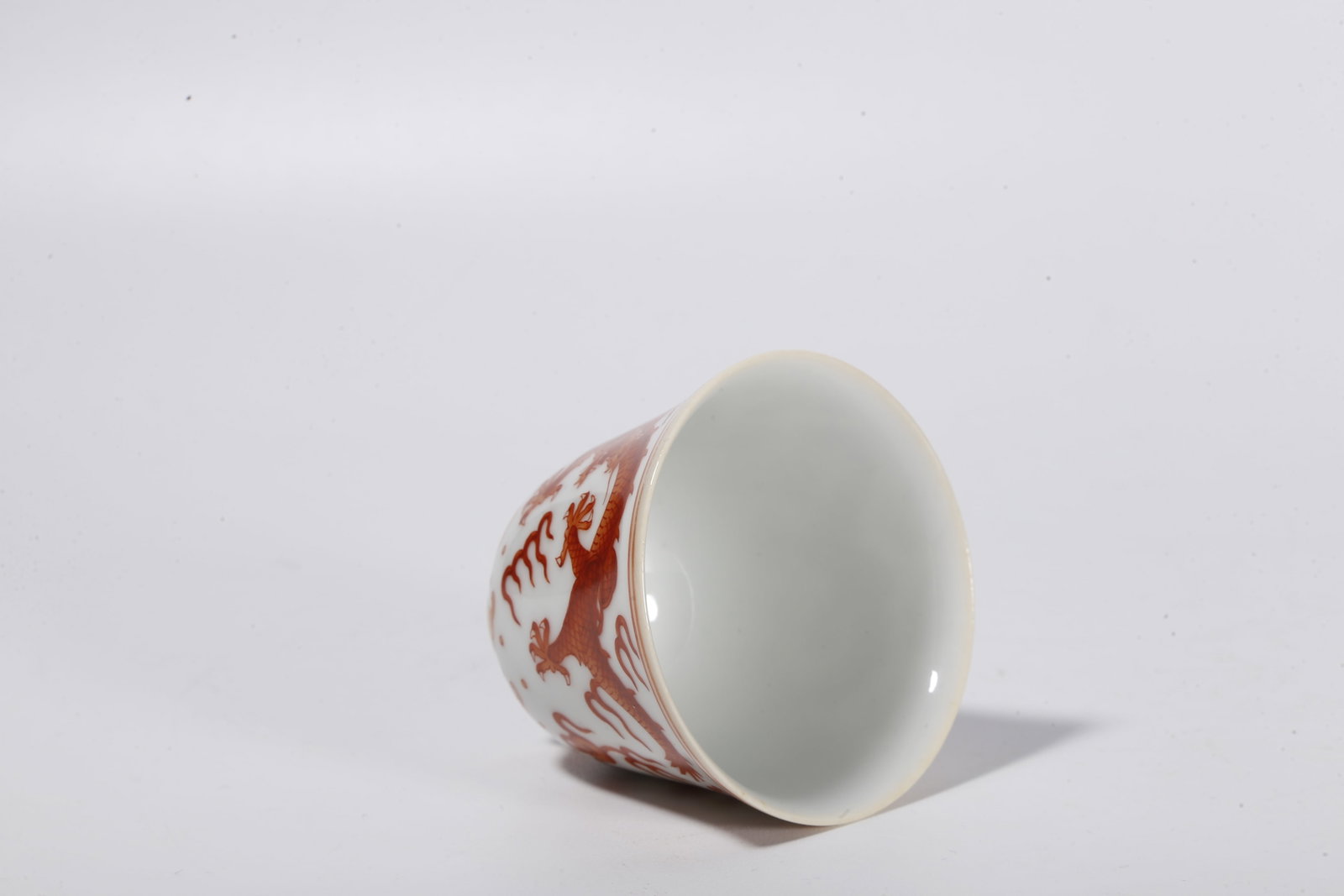A UNDERGLAZE RED CUP WITH DRAGON PATTERNS - 6