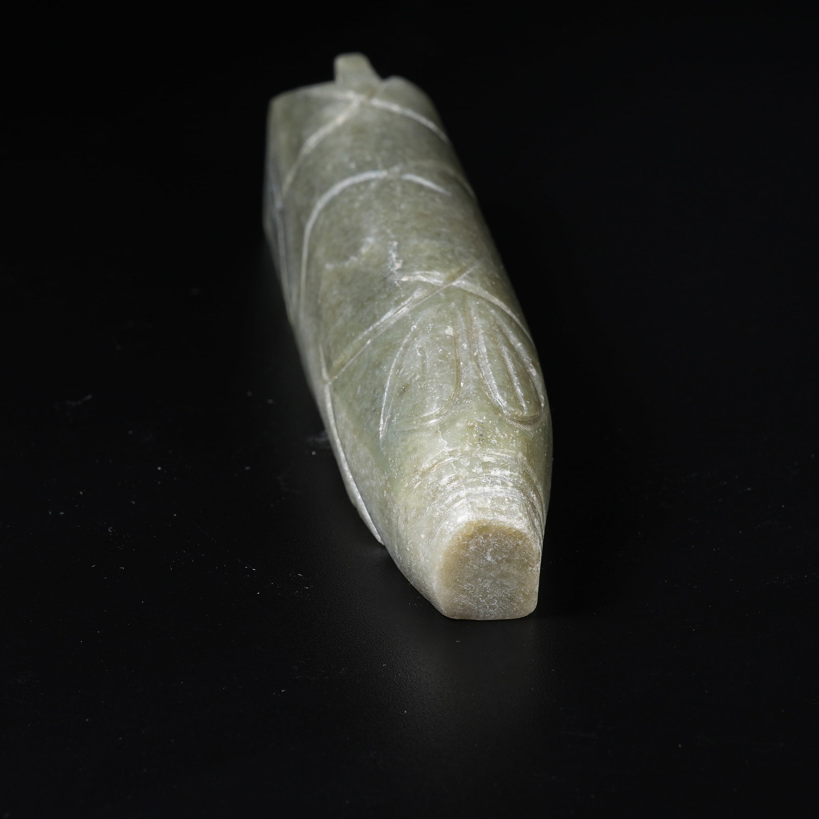 A ANCIENT JADE HANDHELD BURIAL OBJECT - 2